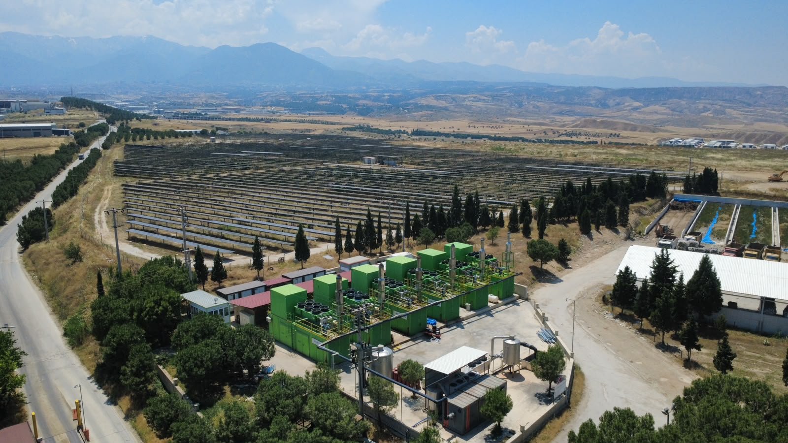 Denizli enerji üretim ünitesi — gaz motorları ve arka planda güneş santrali