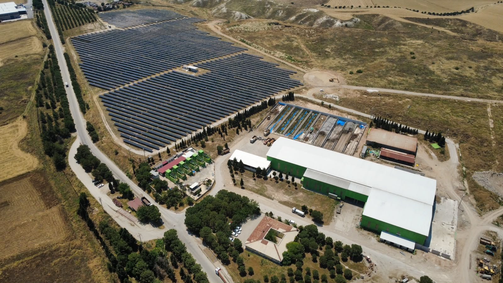 Denizli entegre tesisi — ayrıştırma holü, sızıntı suyu havuzları ve güneş panelleri